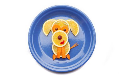 Yemek sanatı yaratıcı konsepti. Beyaz arka planda yiyecekten yapılmış komik bir kompozisyon. Yaratıcı eğlence sağlıklı gıda konsepti