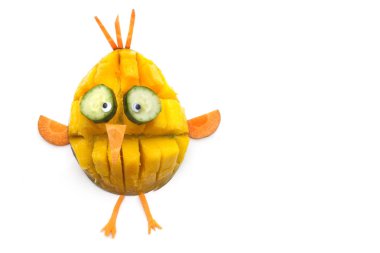 Beyaz arka plan üzerinde izole dilimlenmiş mango ve citruces yapılmış komik kuş 