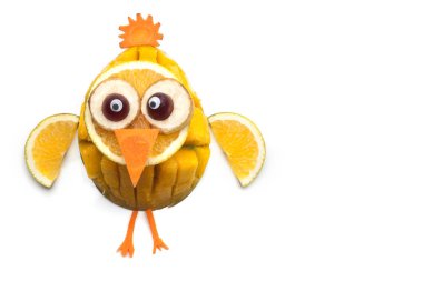 Beyaz arka plan üzerinde izole dilimlenmiş mango ve citruces yapılmış komik kuş 