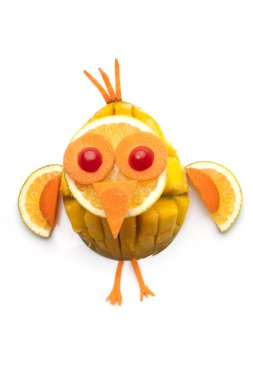 Beyaz arka plan üzerinde izole dilimlenmiş mango ve citruces yapılmış komik kuş 