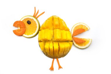 Beyaz arka plan üzerinde izole dilimlenmiş mango ve citruces yapılmış komik kuş 