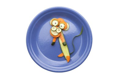 Yemek sanatı yaratıcı konsepti. Beyaz arka planda yiyecekten yapılmış komik bir kompozisyon. Yaratıcı eğlence sağlıklı gıda konsepti