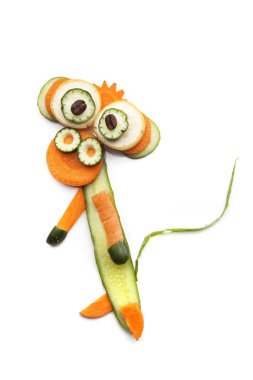 Yemek sanatı yaratıcı konsepti. Beyaz arka planda yiyecekten yapılmış komik bir kompozisyon. Yaratıcı eğlence sağlıklı gıda konsepti