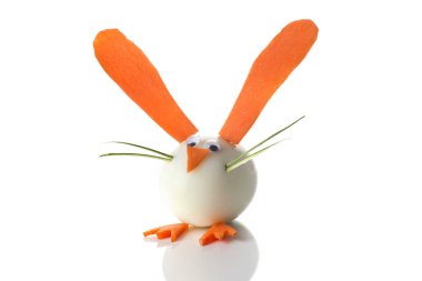 Yemek sanatı yaratıcı konsepti. Beyaz arka planda yiyecekten yapılmış komik bir kompozisyon. Yaratıcı eğlence sağlıklı gıda konsepti