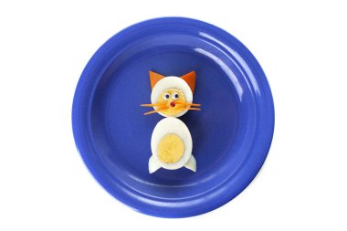 Yemek sanatı yaratıcı konsepti. Beyaz arka planda yiyecekten yapılmış komik bir kompozisyon. Yaratıcı eğlence sağlıklı gıda konsepti