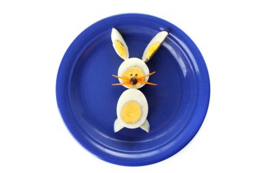 Yemek sanatı yaratıcı konsepti. Beyaz arka planda yiyecekten yapılmış komik bir kompozisyon. Yaratıcı eğlence sağlıklı gıda konsepti