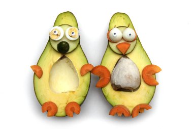 Yemek sanatı yaratıcı konsepti. Beyaz arka planda yiyecekten yapılmış komik bir kompozisyon. Yaratıcı eğlence sağlıklı gıda konsepti