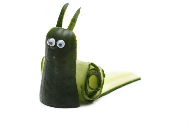 Beyaz arka plan üzerinde izole salatalık yapılmış yaratıcı salyangoz