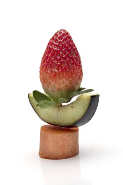 Yemek sanatı yaratıcı konsepti. Beyaz arka planda yiyecekten yapılmış komik bir kompozisyon. Yaratıcı eğlence sağlıklı gıda konsepti