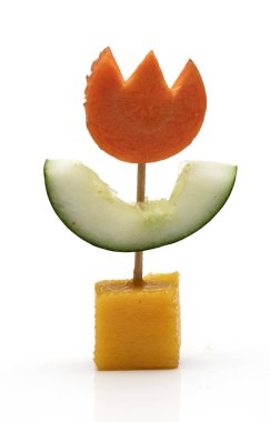 Yemek sanatı yaratıcı konsepti. Beyaz arka planda yiyecekten yapılmış komik bir kompozisyon. Yaratıcı eğlence sağlıklı gıda konsepti