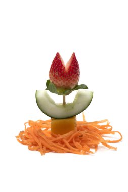 Yemek sanatı yaratıcı konsepti. Beyaz arka planda yiyecekten yapılmış komik bir kompozisyon. Yaratıcı eğlence sağlıklı gıda konsepti