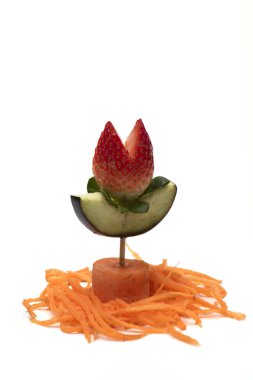 Yemek sanatı yaratıcı konsepti. Beyaz arka planda yiyecekten yapılmış komik bir kompozisyon. Yaratıcı eğlence sağlıklı gıda konsepti