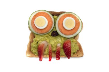 Yemek sanatı yaratıcı konsepti. Beyaz arka planda yiyecekten yapılmış komik bir kompozisyon. Yaratıcı eğlence sağlıklı gıda konsepti