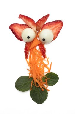 Yemek sanatı yaratıcı konsepti. Beyaz arka planda yiyecekten yapılmış komik bir kompozisyon. Yaratıcı eğlence sağlıklı gıda konsepti