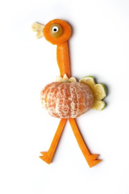 Yemek sanatı yaratıcı konsepti. Beyaz arka planda yiyecekten yapılmış komik bir kompozisyon. Yaratıcı eğlence sağlıklı gıda konsepti