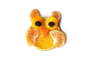 Yemek sanatı yaratıcı konsepti. Beyaz arka planda yiyecekten yapılmış komik bir kompozisyon. Yaratıcı eğlence sağlıklı gıda konsepti