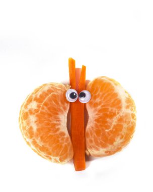 Yemek sanatı yaratıcı konsepti. Beyaz arka planda yiyecekten yapılmış komik bir kompozisyon. Yaratıcı eğlence sağlıklı gıda konsepti