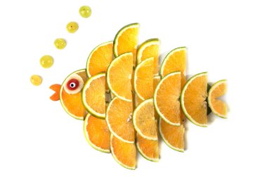 Yemek sanatı yaratıcı konsepti. Beyaz arka planda yiyecekten yapılmış komik bir kompozisyon. Yaratıcı eğlence sağlıklı gıda konsepti