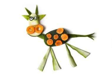 Yemek sanatı yaratıcı konsepti. Beyaz arka planda yiyecekten yapılmış komik bir kompozisyon. Yaratıcı eğlence sağlıklı gıda konsepti