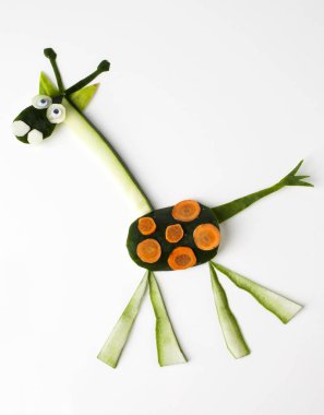 Yemek sanatı yaratıcı konsepti. Beyaz arka planda yiyecekten yapılmış komik bir kompozisyon. Yaratıcı eğlence sağlıklı gıda konsepti