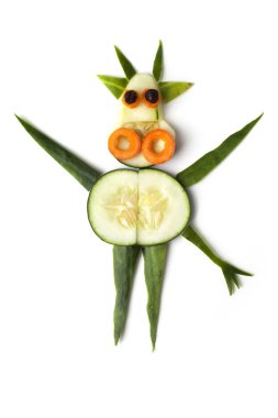 Yemek sanatı yaratıcı konsepti. Beyaz arka planda yiyecekten yapılmış komik bir kompozisyon. Yaratıcı eğlence sağlıklı gıda konsepti