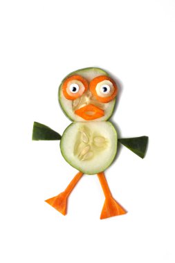 Yemek sanatı yaratıcı konsepti. Beyaz arka planda yiyecekten yapılmış komik bir kompozisyon. Yaratıcı eğlence sağlıklı gıda konsepti