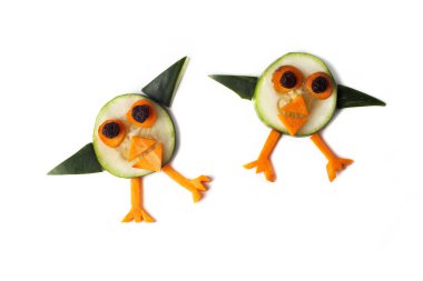 Yemek sanatı yaratıcı konsepti. Beyaz arka planda yiyecekten yapılmış komik bir kompozisyon. Yaratıcı eğlence sağlıklı gıda konsepti