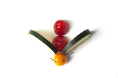 Yemek sanatı yaratıcı konsepti. Beyaz arka planda yiyecekten yapılmış komik bir kompozisyon. Yaratıcı eğlence sağlıklı gıda konsepti