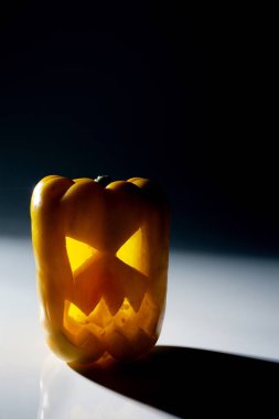 Yemek sanatı yaratıcı konsepti. Beyaz arka planda yiyecekten yapılmış komik bir kompozisyon. Yaratıcı eğlence sağlıklı gıda konsepti