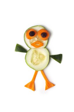 Yemek sanatı yaratıcı konsepti. Beyaz arka planda yiyecekten yapılmış komik bir kompozisyon. Yaratıcı eğlence sağlıklı gıda konsepti