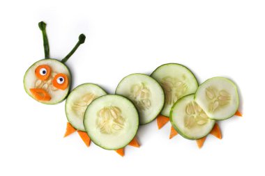 Yemek sanatı yaratıcı konsepti. Beyaz arka planda yiyecekten yapılmış komik bir kompozisyon. Yaratıcı eğlence sağlıklı gıda konsepti