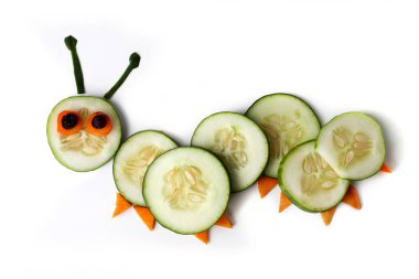 Yemek sanatı yaratıcı konsepti. Beyaz arka planda yiyecekten yapılmış komik bir kompozisyon. Yaratıcı eğlence sağlıklı gıda konsepti