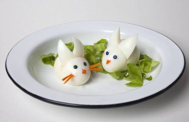 Yemek sanatı yaratıcı konsepti. Beyaz arka planda yiyecekten yapılmış komik bir kompozisyon. Yaratıcı eğlence sağlıklı gıda konsepti