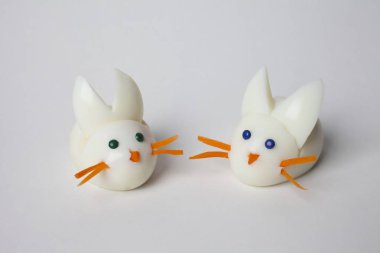 Yemek sanatı yaratıcı konsepti. Beyaz arka planda yiyecekten yapılmış komik bir kompozisyon. Yaratıcı eğlence sağlıklı gıda konsepti