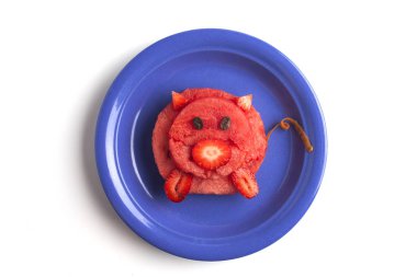 Yemek sanatı yaratıcı konsepti. Beyaz arka planda yiyecekten yapılmış komik bir kompozisyon. Yaratıcı eğlence sağlıklı gıda konsepti