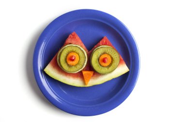 Yemek sanatı yaratıcı konsepti. Beyaz arka planda yiyecekten yapılmış komik bir kompozisyon. Yaratıcı eğlence sağlıklı gıda konsepti