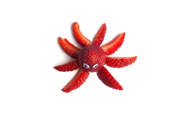 Yemek sanatı yaratıcı konsepti. Beyaz arka planda yiyecekten yapılmış komik bir kompozisyon. Yaratıcı eğlence sağlıklı gıda konsepti