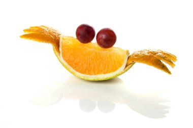 Yemek sanatı yaratıcı konsepti. Beyaz arka planda yiyecekten yapılmış komik bir kompozisyon. Yaratıcı eğlence sağlıklı gıda konsepti