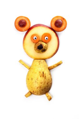 Yemek sanatı yaratıcı konsepti. Beyaz arka planda yiyecekten yapılmış komik bir kompozisyon. Yaratıcı eğlence sağlıklı gıda konsepti