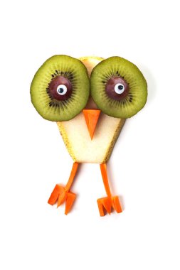 Yemek sanatı yaratıcı konsepti. Beyaz arka planda yiyecekten yapılmış komik bir kompozisyon. Yaratıcı eğlence sağlıklı gıda konsepti