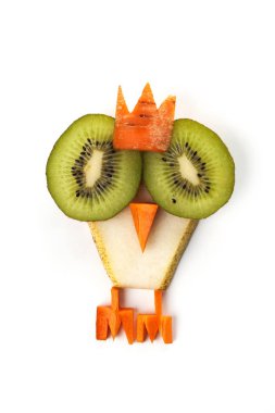 Yemek sanatı yaratıcı konsepti. Beyaz arka planda yiyecekten yapılmış komik bir kompozisyon. Yaratıcı eğlence sağlıklı gıda konsepti