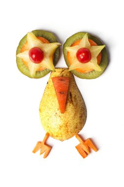Yemek sanatı yaratıcı konsepti. Beyaz arka planda yiyecekten yapılmış komik bir kompozisyon. Yaratıcı eğlence sağlıklı gıda konsepti