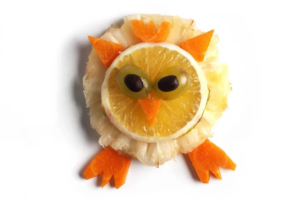 Yemek sanatı yaratıcı konsepti. Beyaz arka planda yiyecekten yapılmış komik bir kompozisyon. Yaratıcı eğlence sağlıklı gıda konsepti