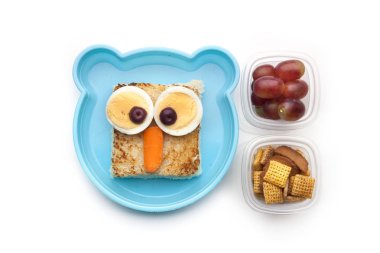 Beyaz arka plan üzerinde izole komik yüz ile Yaratıcı sandviç