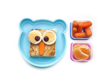 Beyaz arka plan üzerinde izole komik yüz ile Yaratıcı sandviç