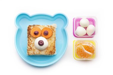 Beyaz arka plan üzerinde izole komik yüz ile Yaratıcı sandviç