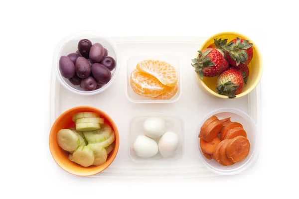 为白人背景的孩子提供学校午餐盒小吃 回学校去 为家长提供健康有趣的小吃选择 可爱的食物艺术创意概念 有水果和蔬菜的碗 顶部视图 — 图库照片