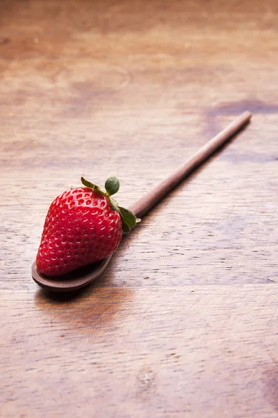 Frische Erdbeere Auf Löffel Holzhintergrund — Stockfoto