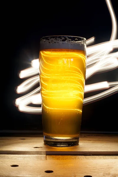 Närbild Glas Med Ljus Målning Bakgrund Fantastiska Abstrakta Färgade Lampor — Stockfoto