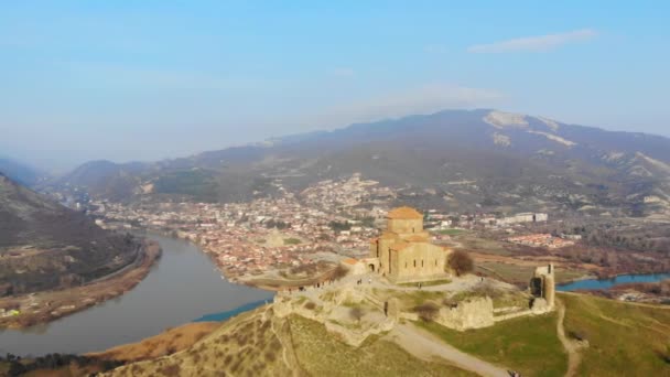 4K vídeo aéreo da antiga fortificação está na fronteira da Geórgia Mtskheta — Vídeo de Stock